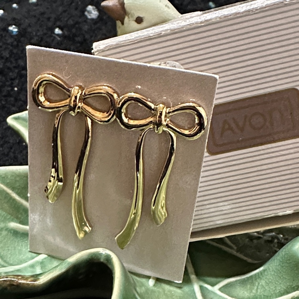 Avon Sculptured Bow Gold Ribbon Pierced Earrings - 1 5/8”